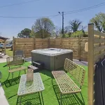 Grand Jardin, Terrasse Et Jacuzzi - Maison Pour 7
