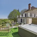 בית נופש Grand Jardin, Terrasse Et Jacuzzi - Maison Pour 7